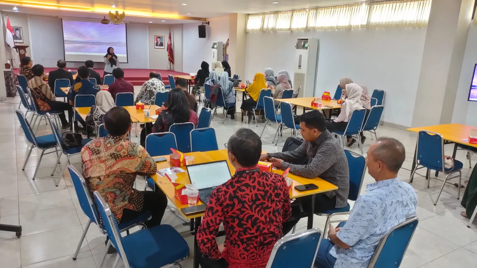 Ketua Forum HRD Kota Tegal, Erni Unggul Sedya Utami, menyampaikan saran dan masukan kepada perusahaan melalui perwakilan HRD saat sharing session di Kampus Universitas Harkat Negeri Tegal, Kamis 13 Agustus 2026.