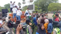 Peternak di Pekalongan Demo, Harga Telur Anjlok: Ratusan Ayam Petelur Dibagikan Gratis ke Warga