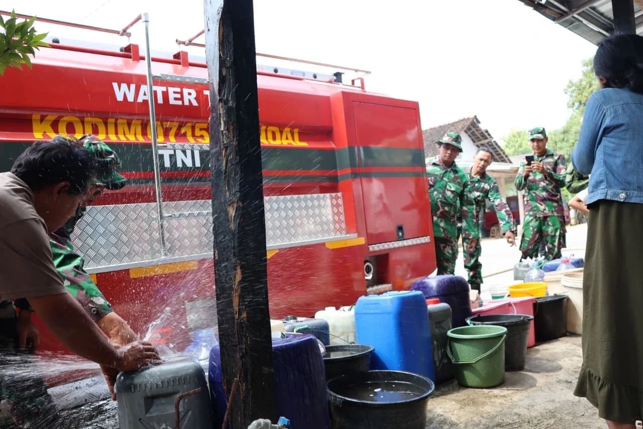 Sumur Mengering, Warga Pilangsari Kendal Andalkan Bantuan Air Bersih dari TNI
