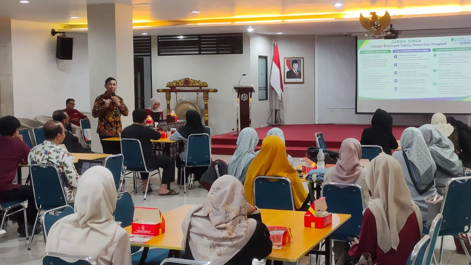 Kepala BPJS Ketenagakerjaan Cabang Tegal, Rudyanto Panjaitan, menjelaskan program Garwa Surga dalam Forum HRD di Kampus Universitas Harkat Negeri Tegal, Kamis 13 Agustus 2026.