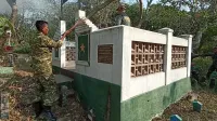 Sambut HUT RI, Koramil dan Polsek Kaliwungu Gotong Royong Rawat Makam Pahlawan Hizbullah