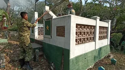 Sambut HUT RI, Koramil dan Polsek Kaliwungu Gotong Royong Rawat Makam Pahlawan Hizbullah