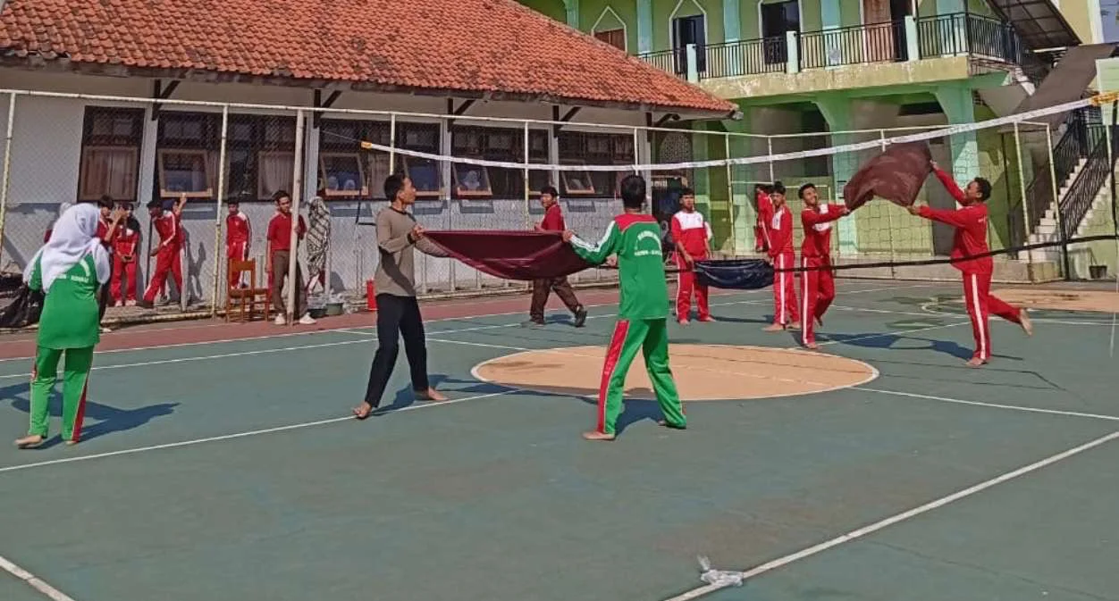 Siswa berlomba permainan edukatif dalam memperingati HUT kemerdekaaan RI di SMA Negeri 1 Gemuh. (edhot)