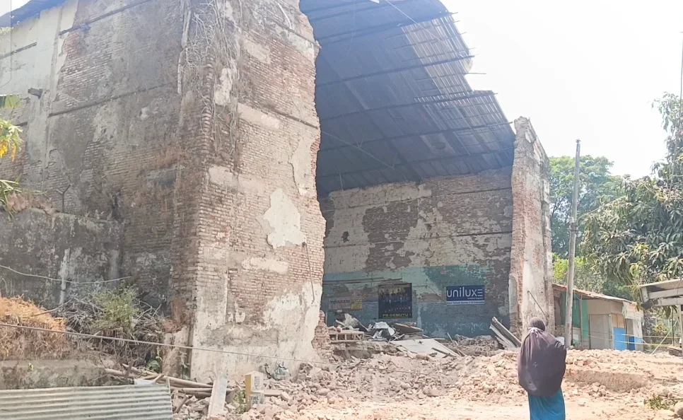 Gedung Hogwan, bangunan tua bekas pabrik tapioka yang runtuh. Warga meminta bangunan yang tersisa dirobohkan agar tidak membahayakan warga dan pengguna jalan.