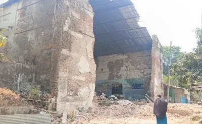 Dinilai Membahayakan, Warga Minta Sisa Bangunan Gedung Hogwan Bumiayu Dibongkar