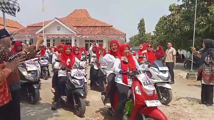 Ratusan kader ojek gizi di Kecamatan Ringinarum dilepas bupati mengantarkan makanan tambahan ke warga. (edhot)