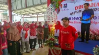 Pedagang Pasar Martoloyo Gelar Upacara Kemerdekaan, Panggung Meriah di Tengah Lesunya Pembeli