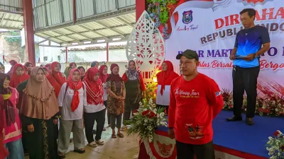 Pedagang Pasar Martoloyo Gelar Upacara Kemerdekaan, Panggung Meriah di Tengah Lesunya Pembeli