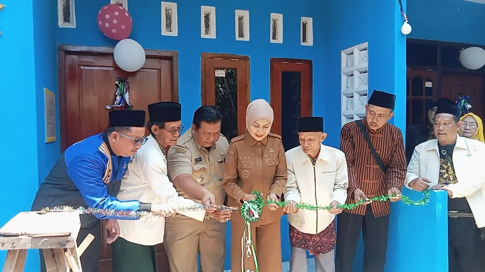 Peresmian rehab rumah warga di Tosari Brangsong yang dibantu Organisasi Pemuda Siddiqiyyah Kabupaten Kendal. (edhot)