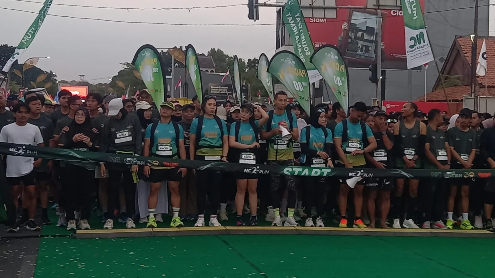 Ribuan pelari dari berbagai daerah turut dalam MC Run 2026 di Jalan Gajah Mada Slawi, Kabupaten Tegal, Minggu, 30 Agustus 2026.