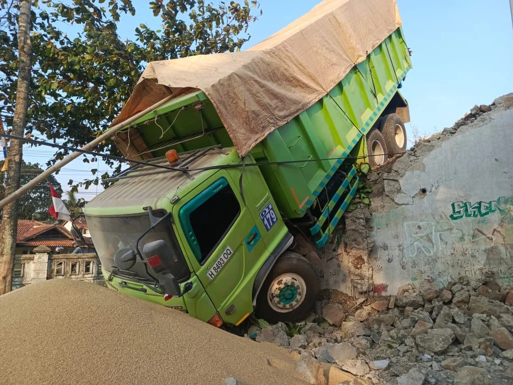 Tronton Bermuatan Gandum Rem Blong di Pagojengan Brebes, Terjun dari Jalur Penyelamat