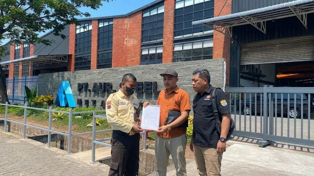 Dewan buruh dan kuasa hukum buruh mengirimkan surat somasi. (edhot)