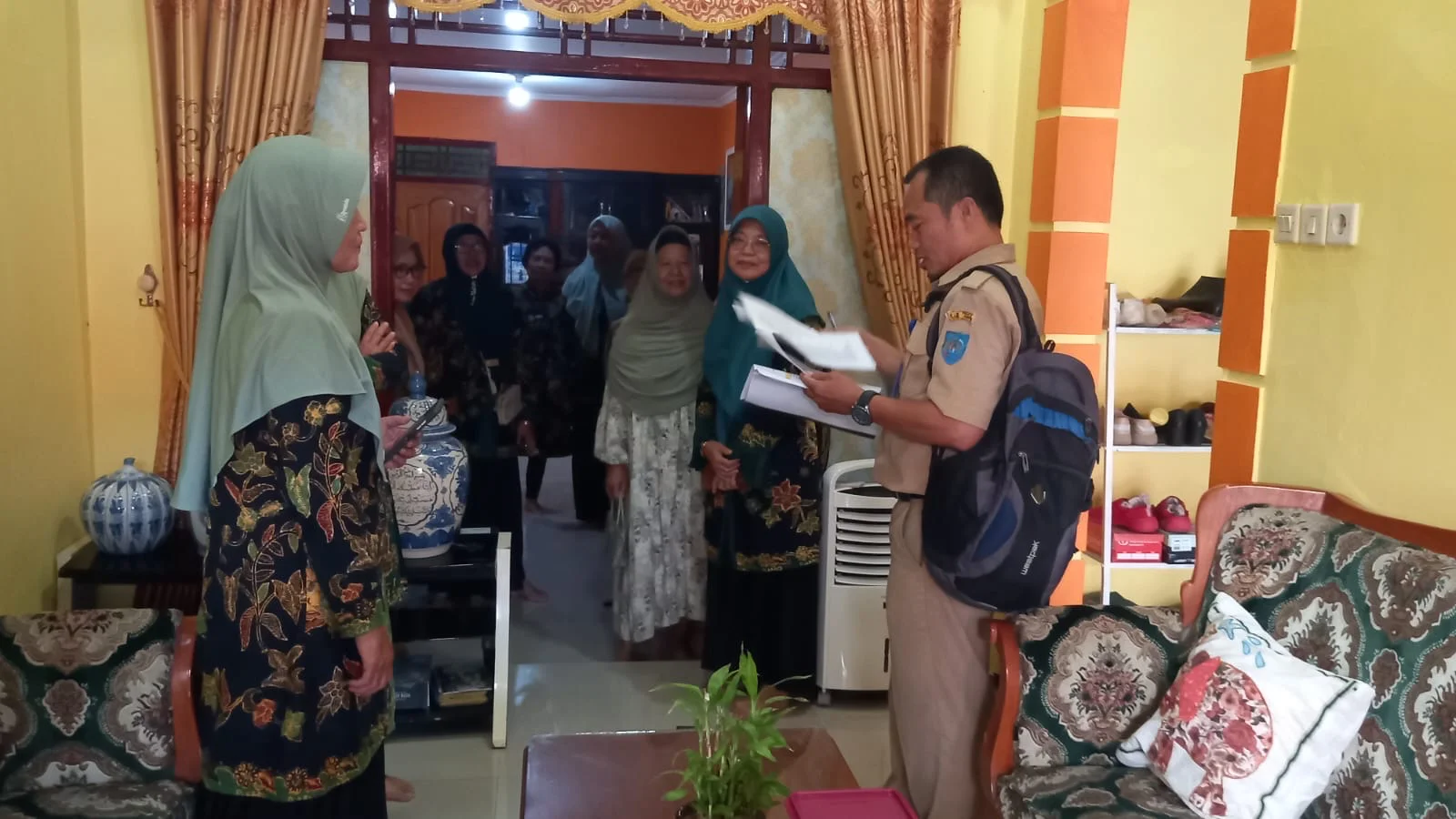 Tim penilai Kampung Nusantara dari Kodim 0712/Tegal, Dinas Kesehatan dan Dinas Lingkungan Hidup Kabupaten Tegal melakukan penilaian di RT 06 RW 07 Pangkah, Selasa, 18 Agustus 2026.