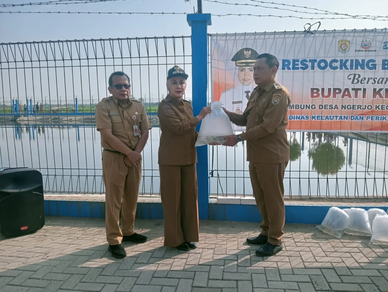 Restoking ikan di embung Desa Ngrejo Ringinarum Kendal. (edhot)