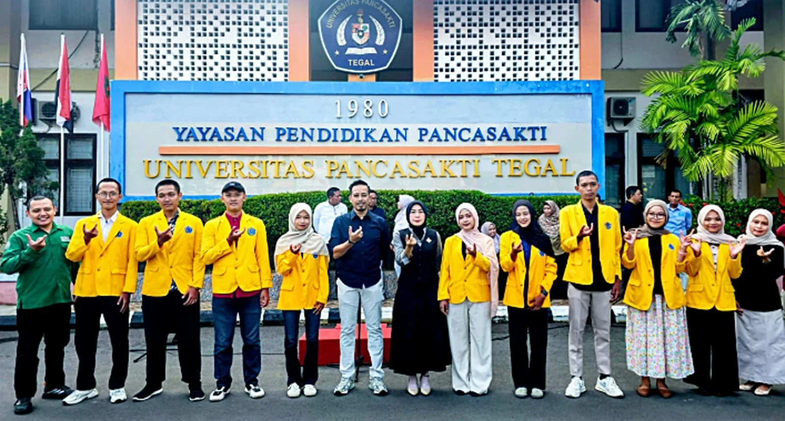 WR IV UPS Tegal Dr Noor Zuhry MPi, Dekan FKIP Dr Yoga Prihatin MPd dan jajarannya, berfoto bersama 10 mahasiswa yang siap magang di Jepang, dan akan berangkap pada 9 September pekan depan.