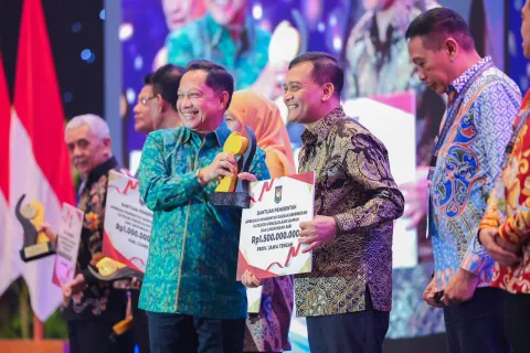 Jateng Ubah Limbah Sampah Jadi Energi, Ahmad Luthfi Terima Penghargaan Nasional