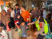 HUT RI ke 81, Polres Pekalongan Bagikan Ribuan Bendera Merah Putih