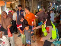 HUT RI ke 81, Polres Pekalongan Bagikan Ribuan Bendera Merah Putih
