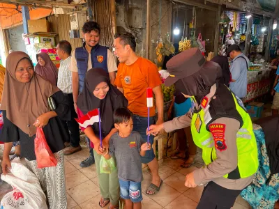 HUT RI ke 81, Polres Pekalongan Bagikan Ribuan Bendera Merah Putih