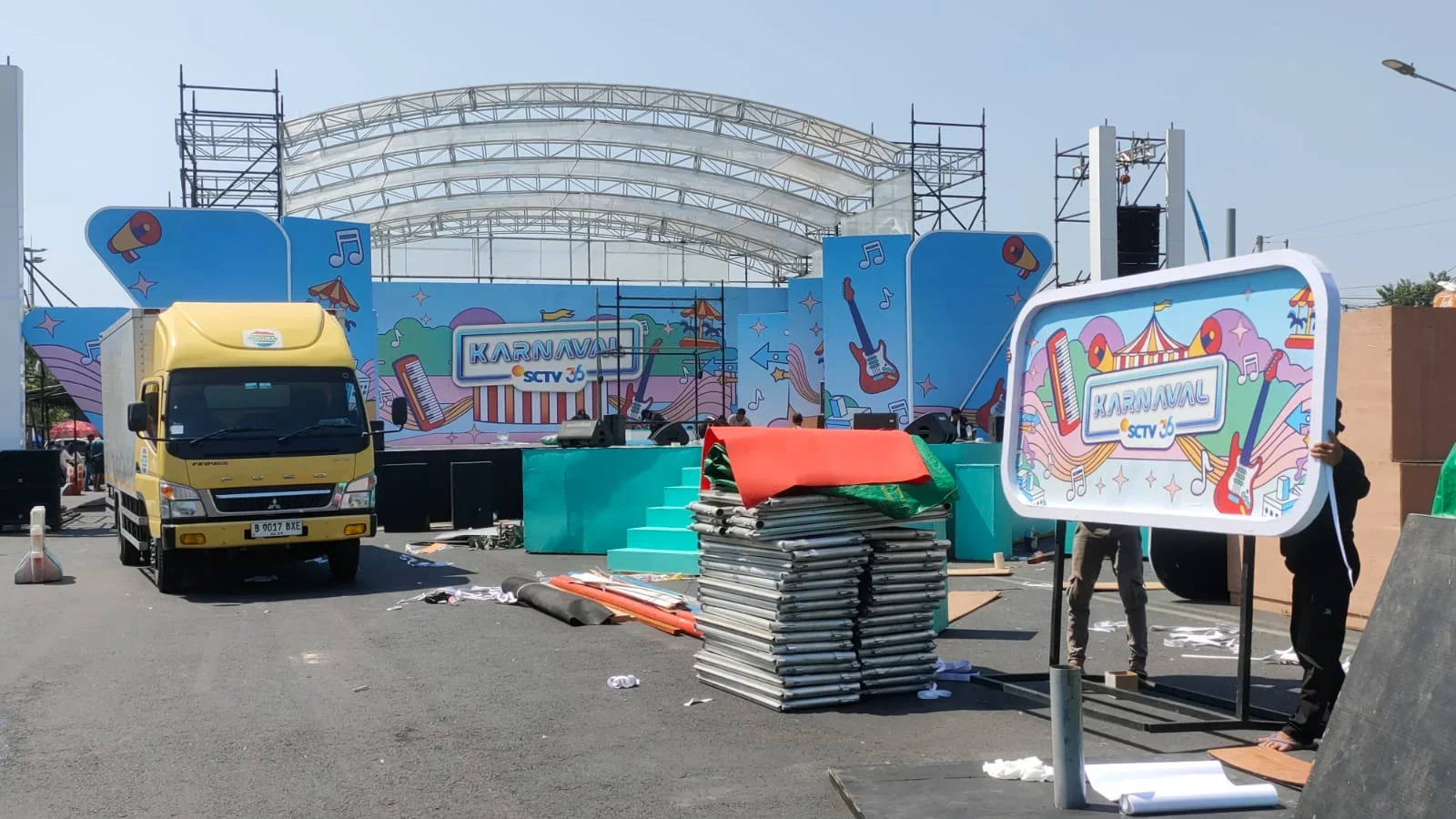 Sejumlah pekerja menyiapkan panggung utama Karnaval SCTV di Jalan Pancasila, Kota Tegal, Kamis 6 Agustus 2026.