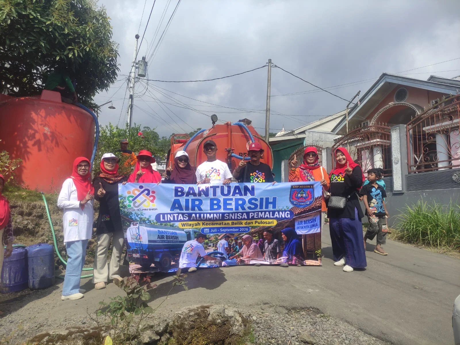 Para Alumni lintas angkatan Snisa memberikan bantuan air bersih di Kecamatan Pulosari dan Belik.