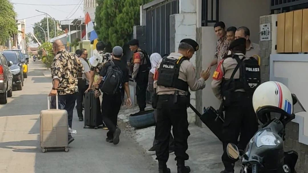 Tim KPK membawa tiga koper saat menggeledah rumah warga di Jalan Arum Blok B VI, Randugunting, Kota Tegal, Jumat 7 Agustus 2026.