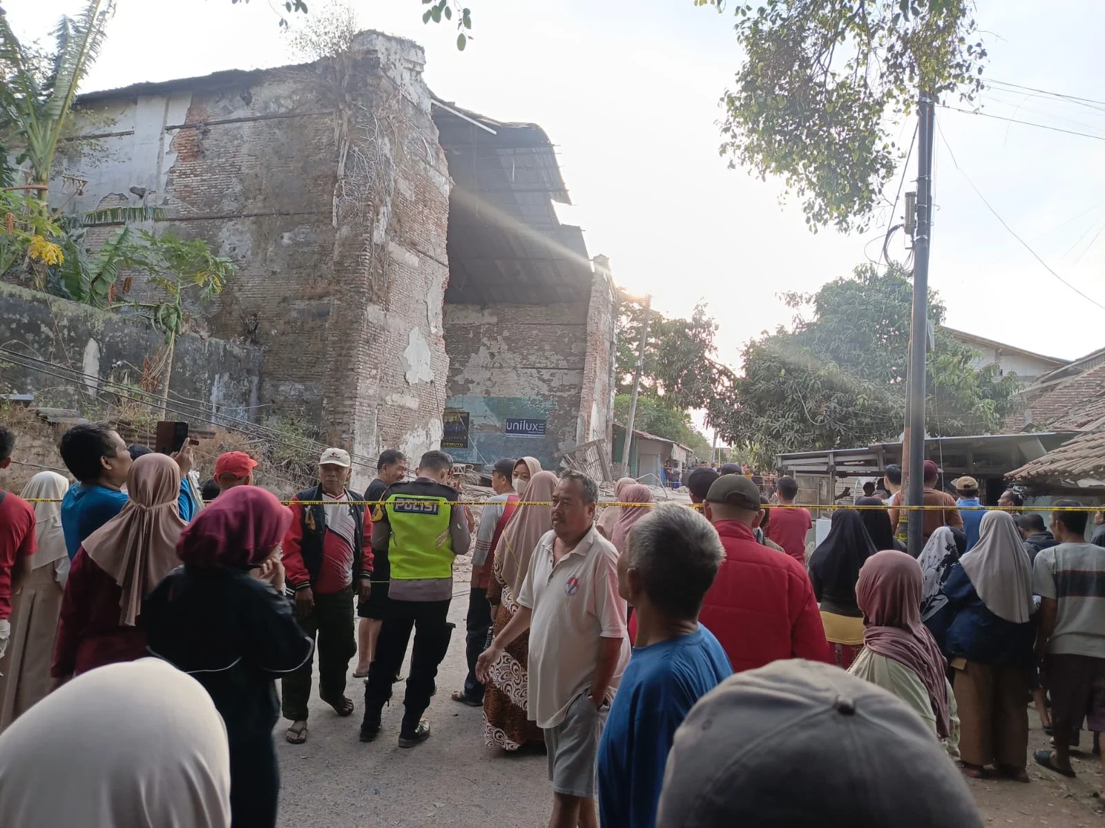 Gedung Hogwan Bumiayu Runtuh, Tiga Rumah Tertimpa, Dua Anak Meninggal