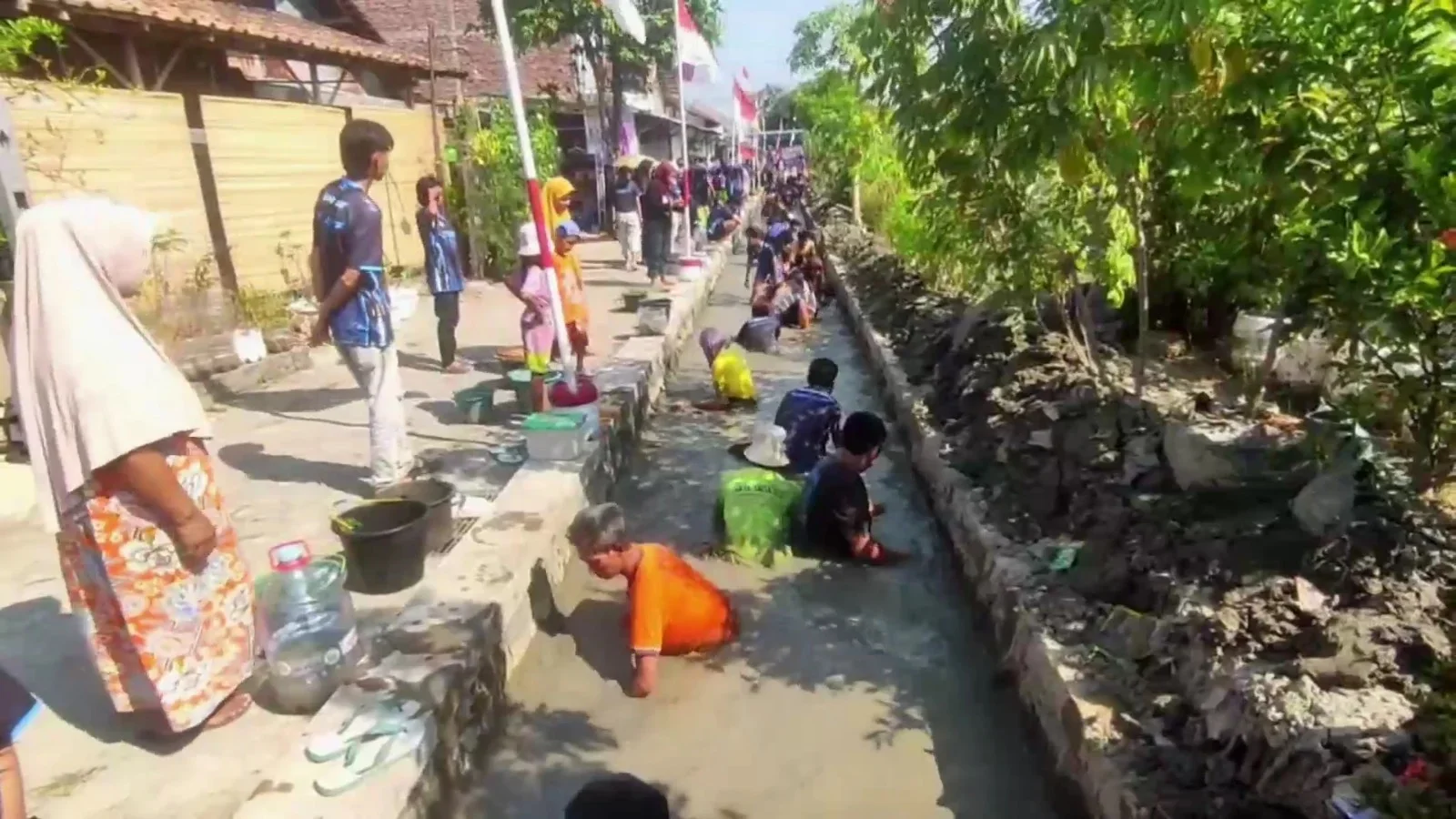 Lomba Gogoh Lele Jadi Pengingat Pentingnya Merawat Sungai Irigasi di Karangayu Kendal