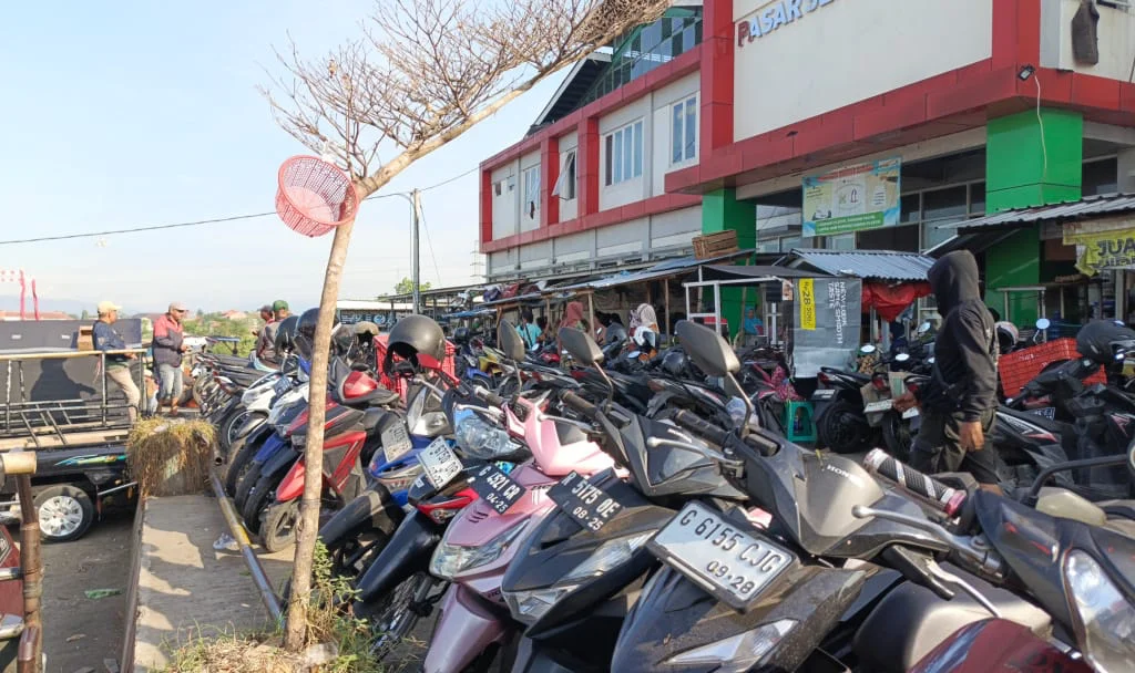 Parkir sepeda motor pengunjung Pasar Seng Makmur Bumiayu, Kabupaten Brebes.