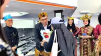 Pemimpin Cabang Bri BO Tegal Sambut dan Layani Nasabah Secara Langsung
