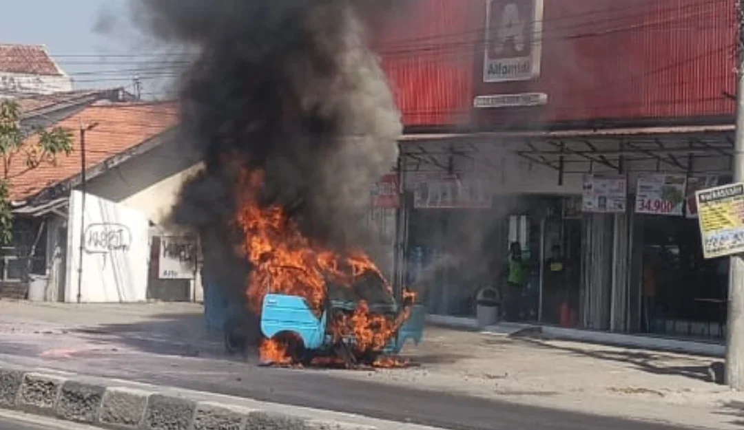 Sebuah mobil yang mengalami kebakaran di Jalur Pantura Klampok Brebes. Tidak ada korban jiwa dalam insiden ini.