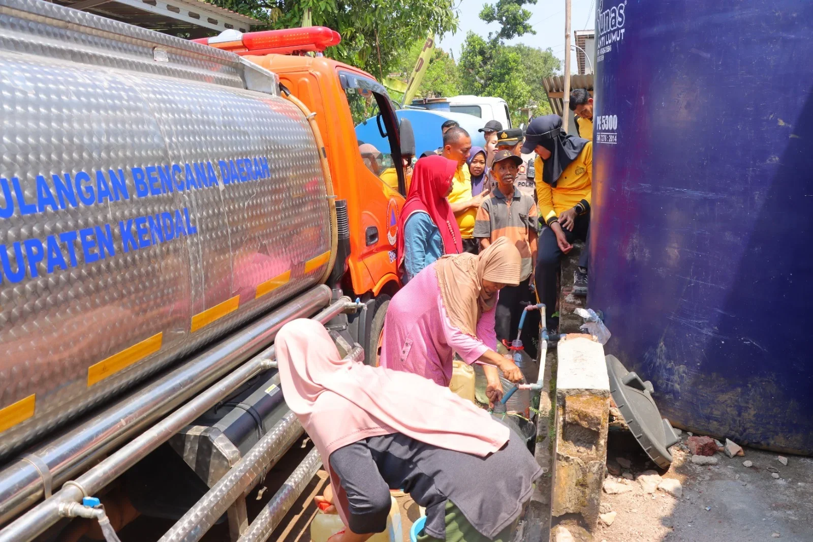 Kemarau Panjang, Polres Kendal Salurkan 13 Ribu Liter Air Bersih ke Warga Patean