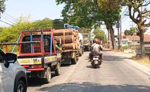 Lajur Kanan Jalan Pagojengan Brebes Mulai Dicor, Arus Lalin Masih Buka-Tutup