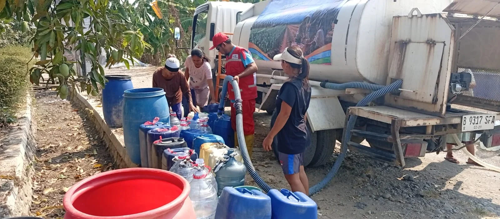 Relawan PMI Kabupaten Tegal menyalurkan bantuan air bersih ke Dukuh Margajaya,Desa Tonggara , Kecamatan Kedungbanteng, Senin, 21 September 2026.