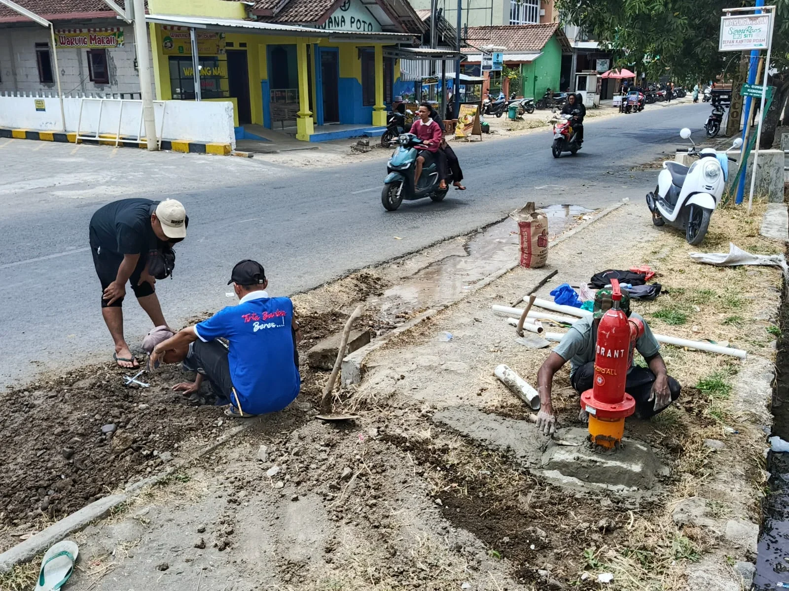 Petugas PDAM Tirta Baribis memasang hidran di jalur Bantarkawung-Salem, tepatnya di depan Kantor Kecamatan Bantarkawung, Kabupaten Brebes.