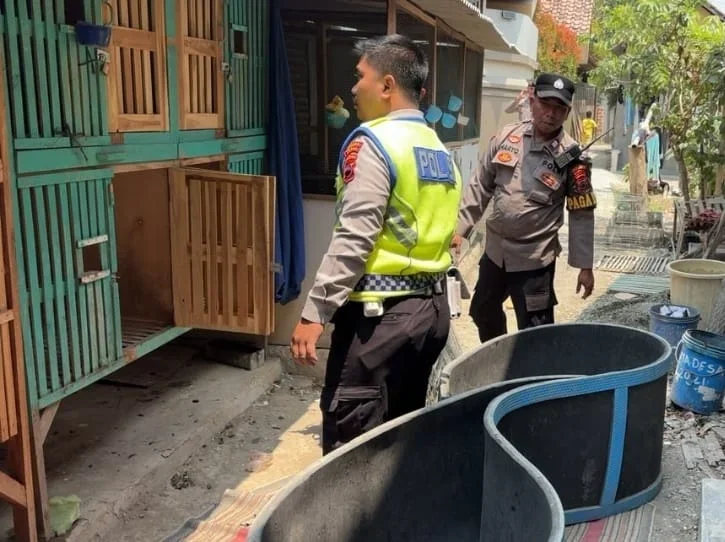 Polisi mengecek lokasi judi sabung ayam di Desa Wangandawa, Kecamatan Talang, Minggu , 20 September 2026.