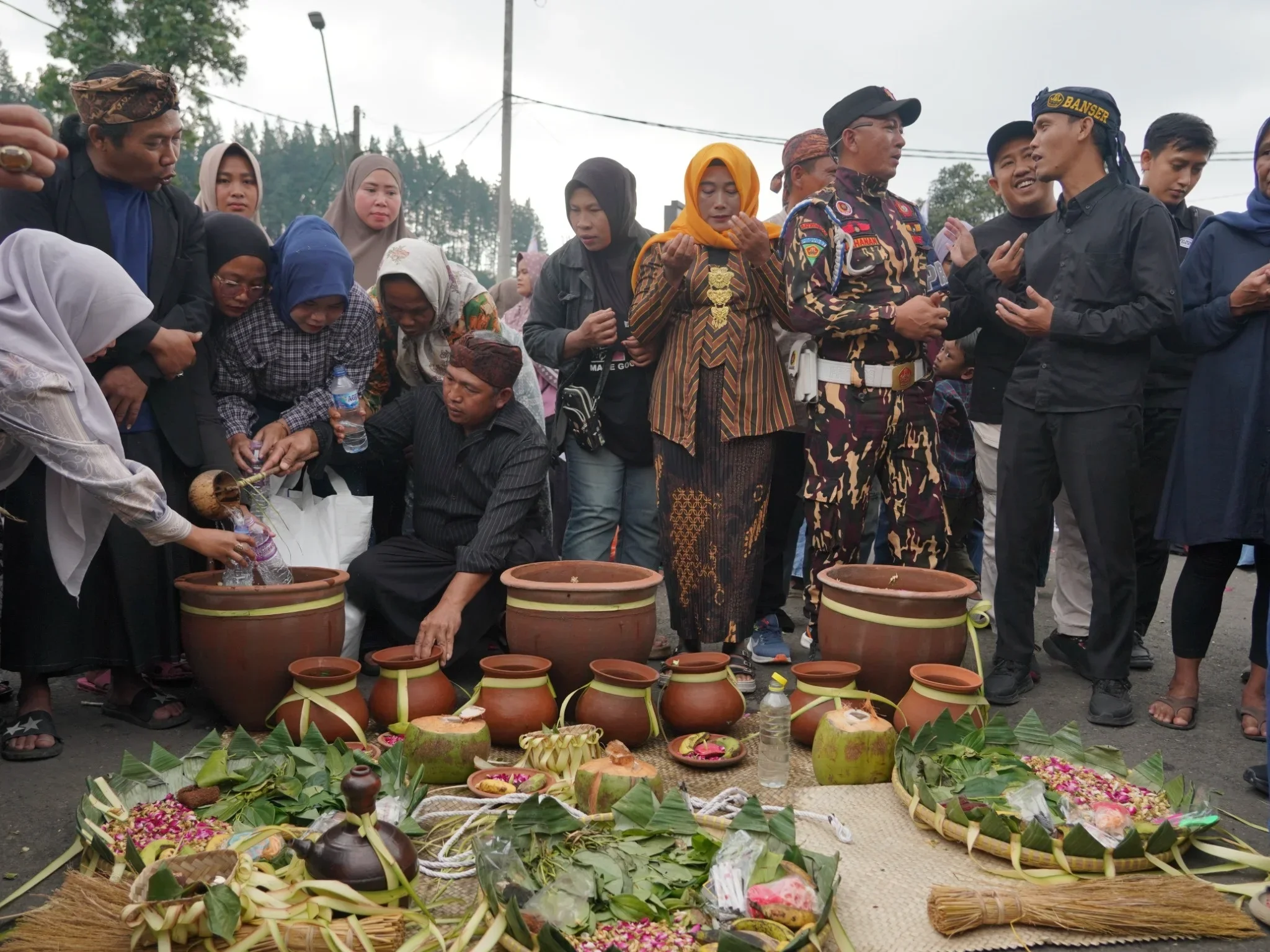 Ruwat Bumi Guci 2026, Wabup Tegal Ajak Masyarakat Perkuat Gotong Royong dan Jaga Kelestarian Lingkungan