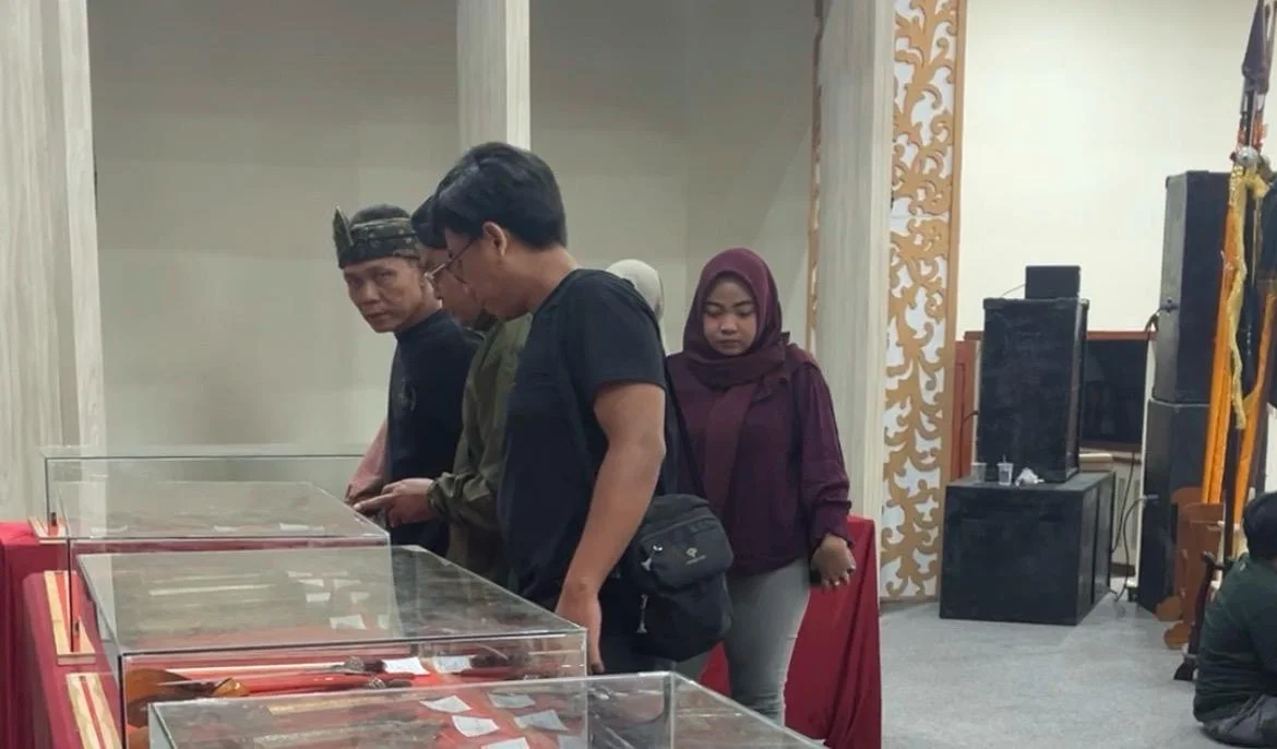 Sejumlah pengunjung melihat pameran pusaka dalam Festival Keris Nusantara Bumi Tegal Arum di Gedung Rakyat Slawi, Kabupaten Tegal, Sabtu malam 5 September 2026. (Guntur) 