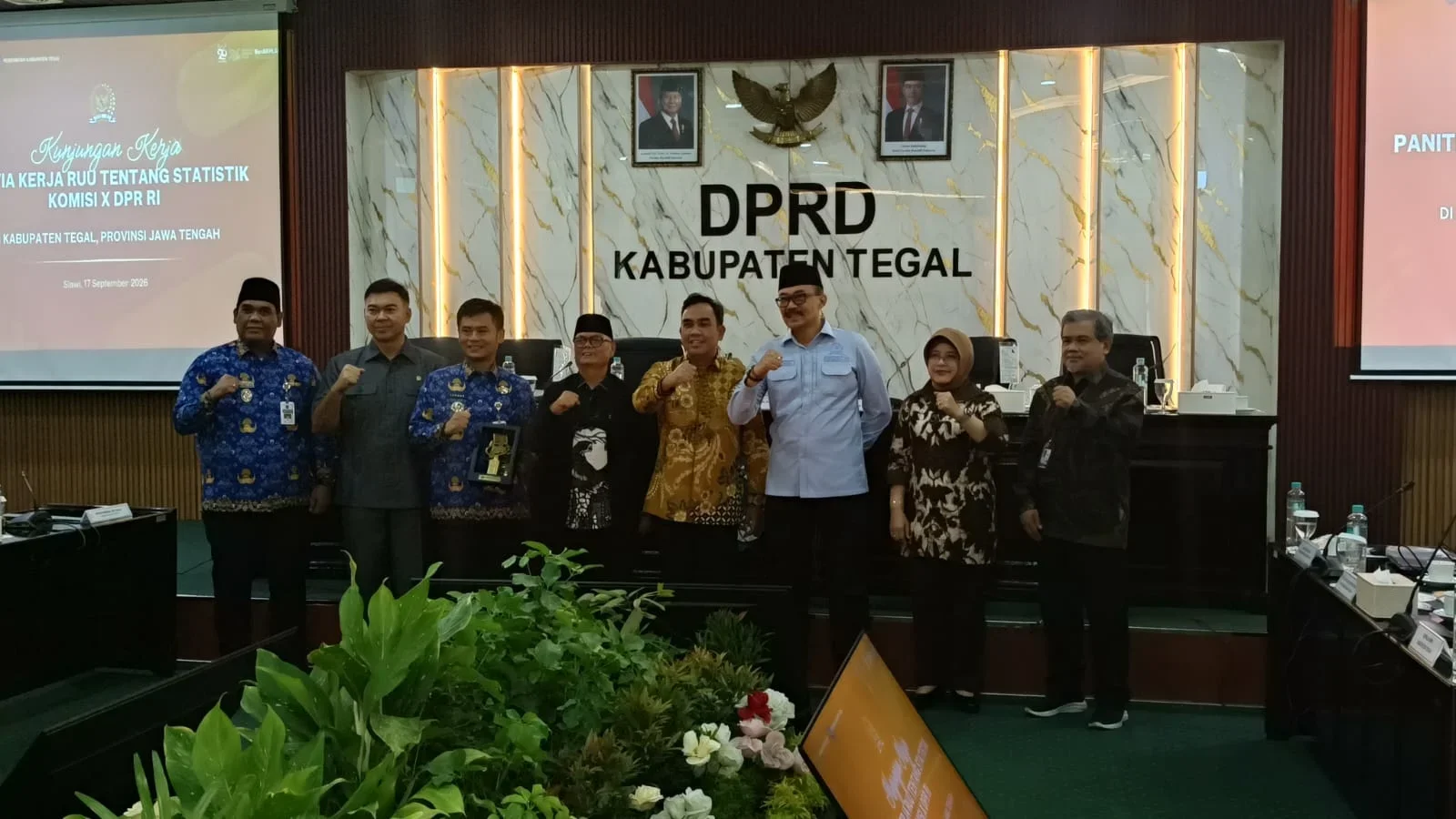 Ketua Komisi X DPR RI Agung Widiyanto dan anggotanya foto bersama Bupati Tegal H Ischak Maulana Rohman saat Kunker Panja RUU Statistik di Ruang Banggar DPRD Kabupaten Tegal, Kamis 17 September 2026.