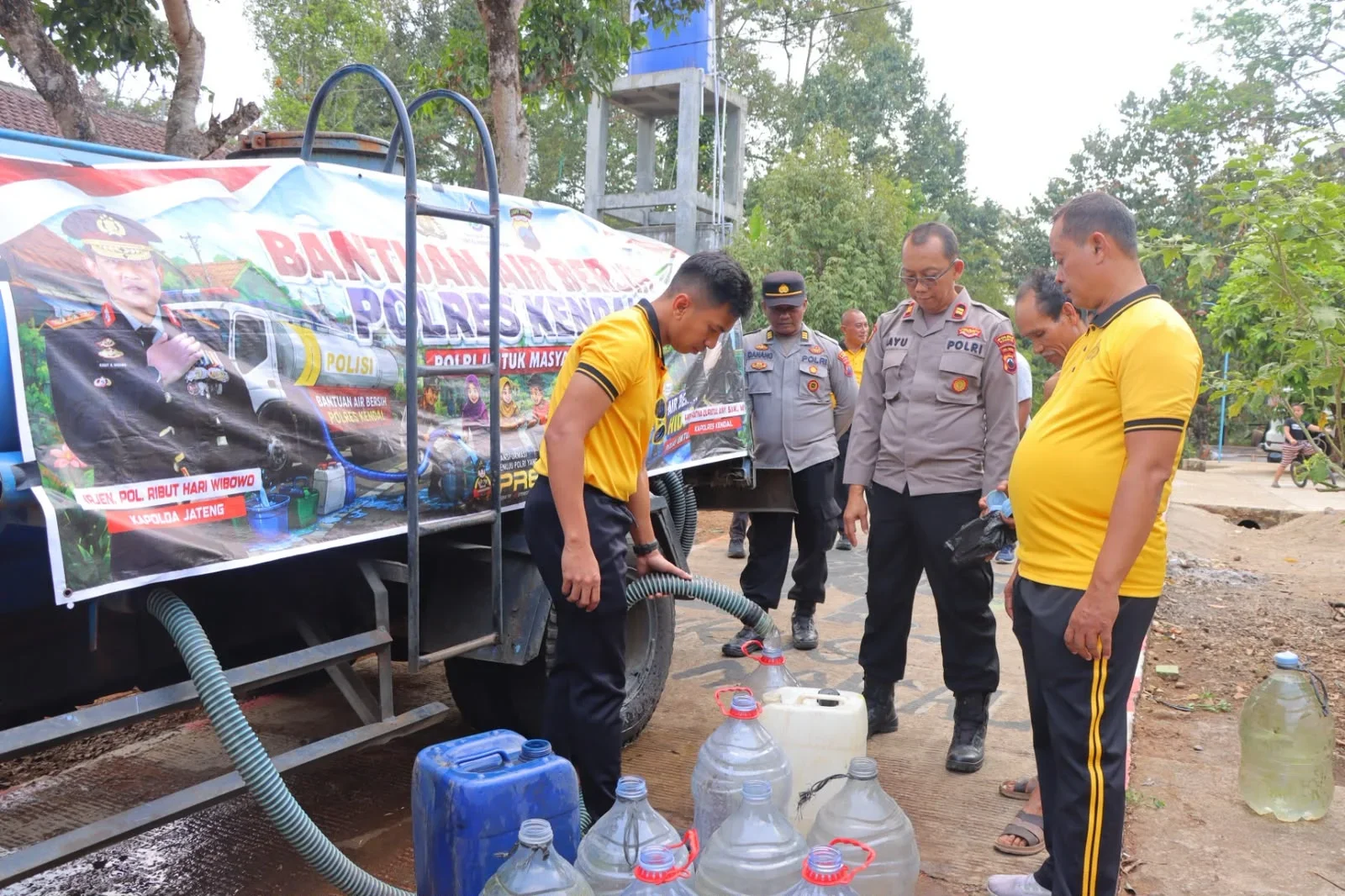 Kemarau Bikin Warga di Kendal Kesulitan Air, Polres Kendal Kirim 12 Ribu Liter