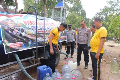 Kemarau Bikin Warga di Kendal Kesulitan Air, Polres Kendal Kirim 12 Ribu Liter