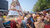 Berebut Gunungan di Festival Bawang Merah Brebes, Banyak Pengunjug Kecopetan