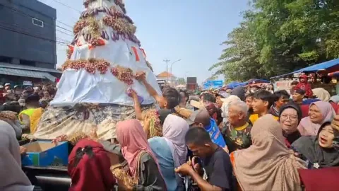 Berebut Gunungan di Festival Bawang Merah Brebes, Banyak Pengunjug Kecopetan