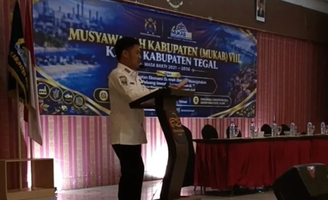 Bupati Tegal H Ischak Maulana Rohman memberikan pengarahan dan membuka Muskab ke-VIII Kadin Kabupaten Tegal di Grand Dian Hotel Slawi, Rabu 16 September 2026. (Guntur)