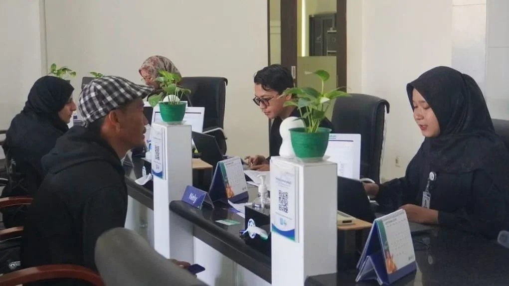 Petugas memberikan layanan kepada peserta di Kantor BPJS Kesehatan Cabang Tegal, Rabu 9 September 2026. Foto : istimewa