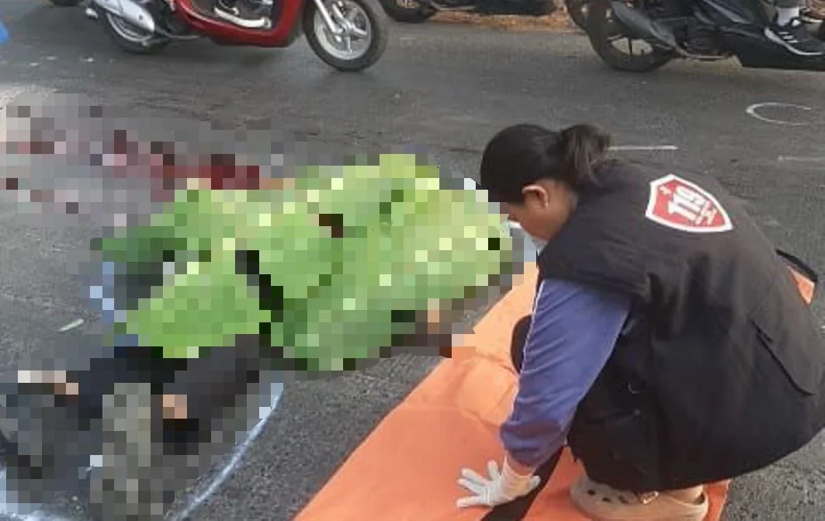 Hendak Salip Truk Tronton, Motor Vario Tersenggol hingga Terjatuh di Jalan Raya Kaliwungu Kendal