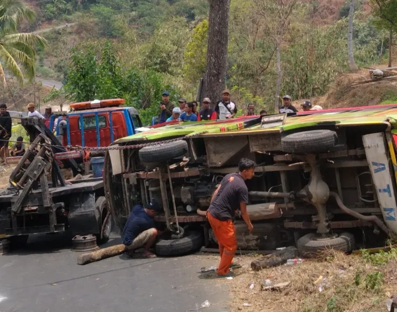 Mikrobus Rombongan Fatayat NU Terguling di Tanjakan Cilongok Balapulang Tegal, 5 Luka-luka
