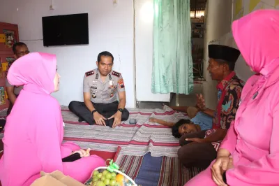 Polres Tegal Salurkan Bantuan Sosial Sembako dan Uang Tunai untuk Warga Disabilitas di Dua Kecamatan