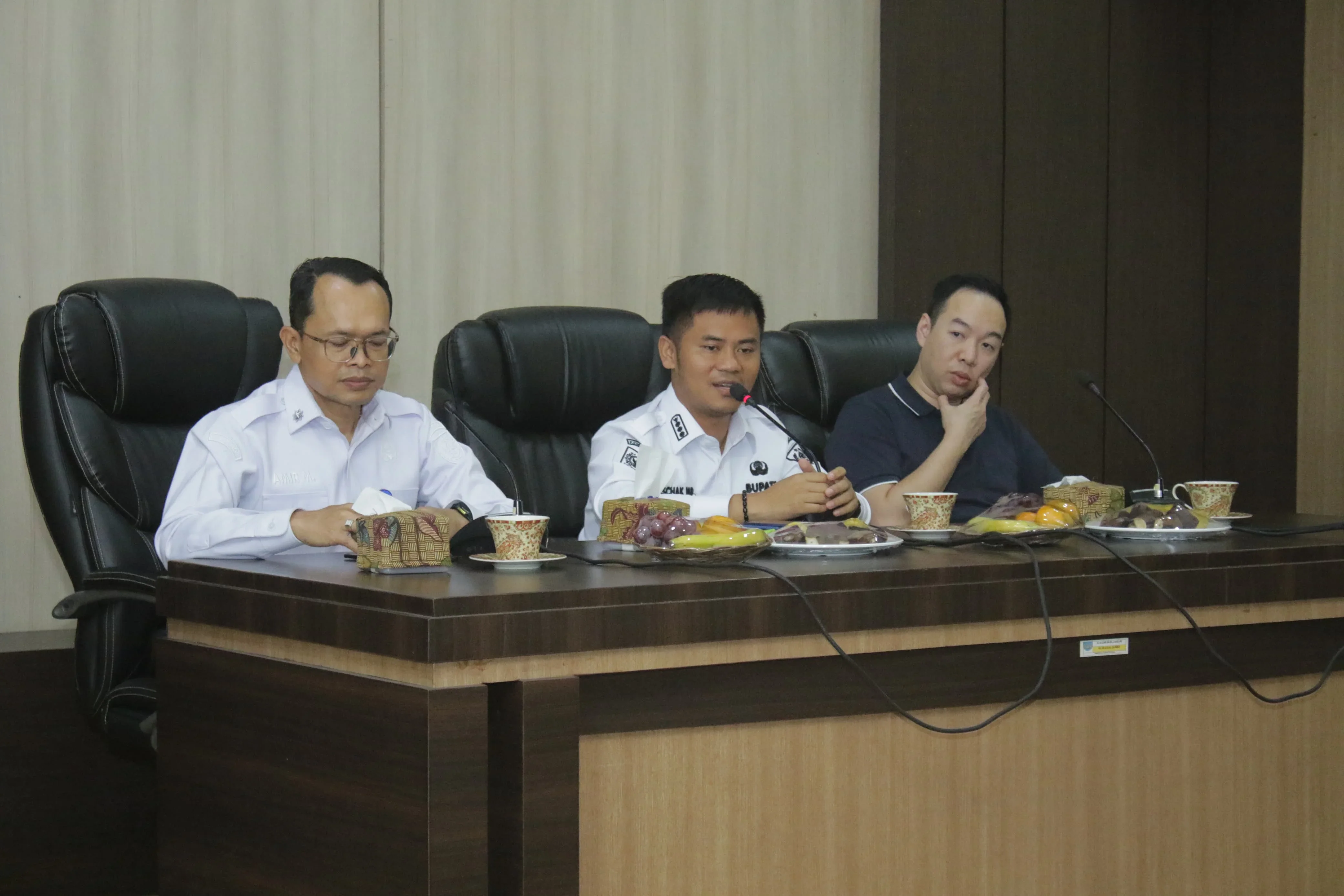 Bupati Tegal Ischak Maulana Rohman menerima audiensi PT Solusi Sinergi Digital (SURGE), yang akan menyediakan 1.000 titik internet gratis di Ruang Rapat Bupati Tegal, Rabu, 16 September 2026.