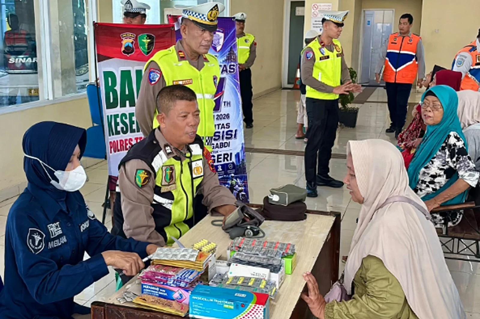 Warga dan sejumlah pengemudi kendaraan angkutan umum, memanfaatkan kegiatan cek kesehatan gratis, yang digelar Satlantas Polres Tegal Kota, dalam rangka HUT Ke-71 Polantas, di Terminal Bus Kota Tegal.
